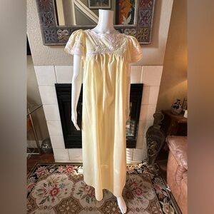 VTG nwt Natori yellow Maxi house Dress with floral quilt & Embroidery